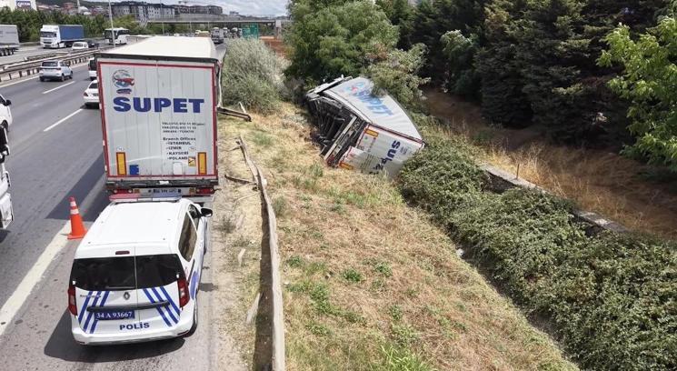 Sultanbeyli TEM Otoyolu'nda devrilen TIR dronla görüntülendi