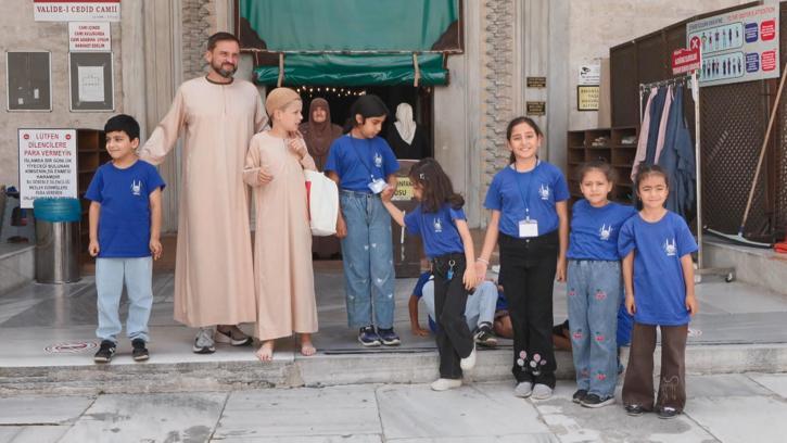 Otizmli Joshie Valide-i Kebir Camii'nde Filistinli çocuklara kek dağıttı