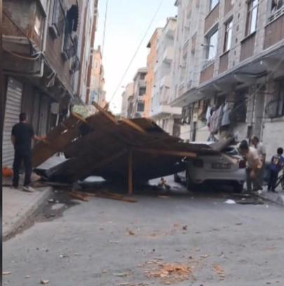 Esenler'de çocuklar fırtınada uçan çatının altında kalmaktan son anda kurtuldu