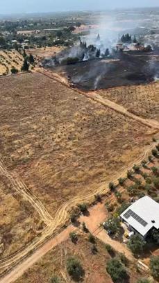 Antalya'da, dün yanan ormanın bitişiğinde arazide yangın