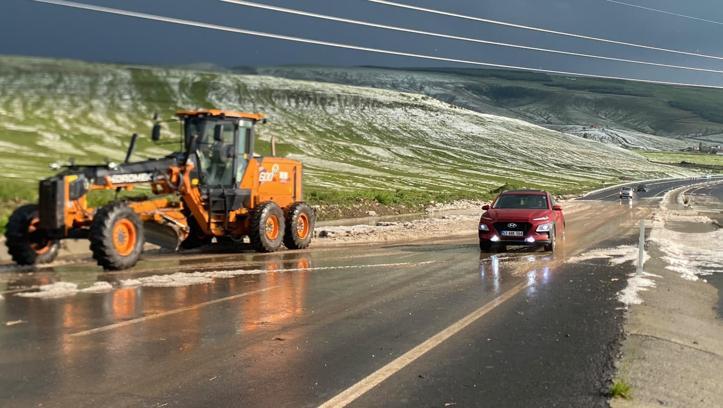 Ardahan-Göle yolu dolu nedeniyle geçici süre ulaşıma kapandı