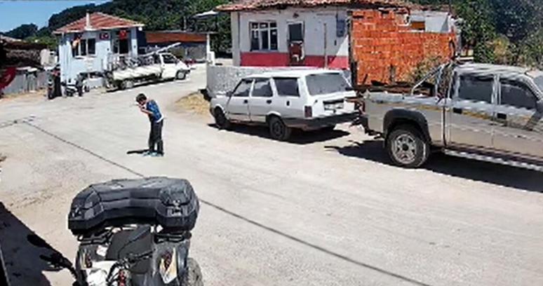Yere düşen Atatürk portresini öpüp kaldırdı; o anlar kamerada