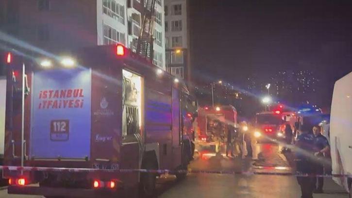 Esenyurt'ta 14 katlı binada yangın; mahsur kalan 13 kişi kurtarıldı