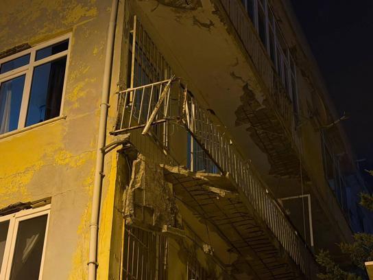 Üsküdar’da balkonunda kısmi çökme meydana gelen 4 katlı bina mühürlendi