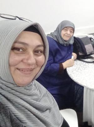 Evinde altınları için öldürülen kadının cinayet şüphelisi, birlikte poz verdiği komşusu çıktı