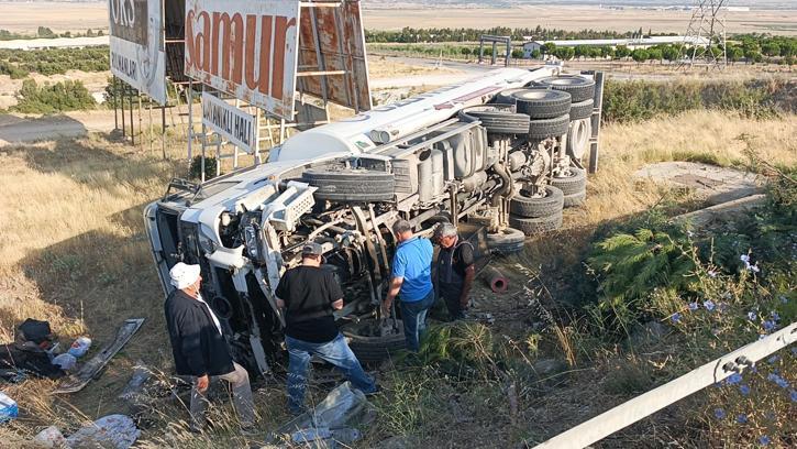 Şarampole devrilen tankerin şoförü yaralandı