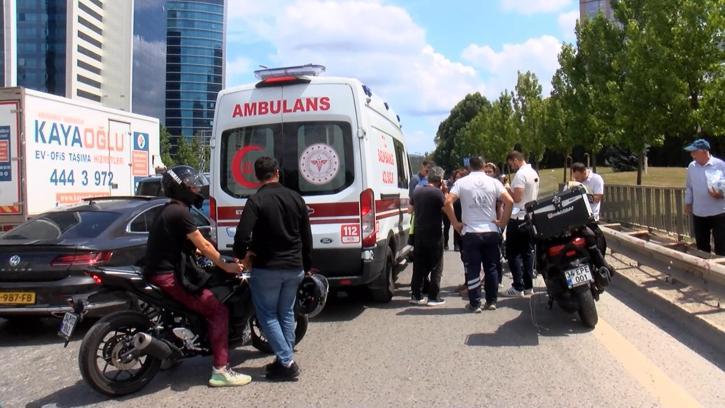 Ümraniye'de park halindeki TIR'a çarpan motosikletli polis yaralandı