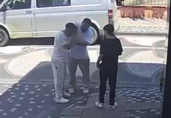 Kuaför, çırağını darbetti; o anlar kamerada