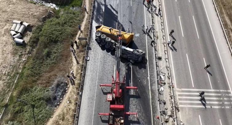 Çekmeköy’de hafriyat kamyonu takla attı; şoför ağır yaralandı