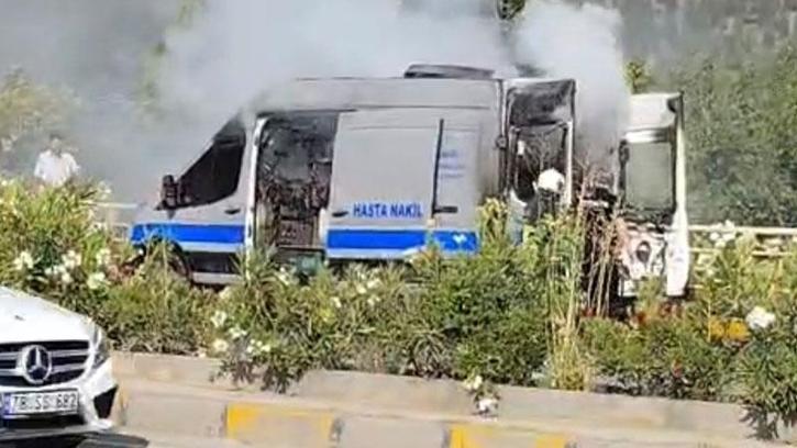 Hasta nakil aracı alev aldı, şoför diyaliz hastasını kurtardı