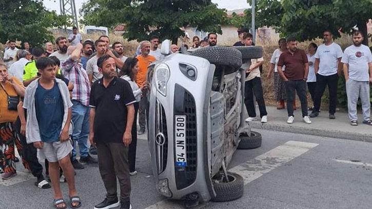 Sultangazi’de orta refüje çarpan otomobil devrildi; kaza kamerada