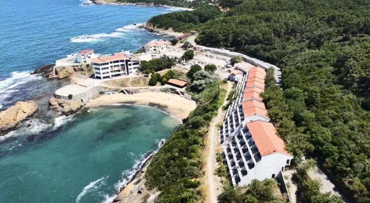 Riva’da talan edilen, bir dönem Milli Takım’ın da kamp yaptığı 186 odalı otel yıkılıyor