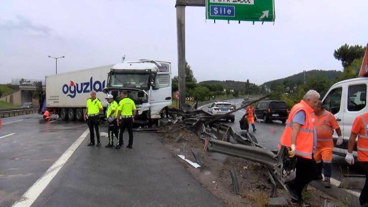 Pendik Tem Otoyolu’nda şoförün kontrolünü kaybettiği TIR bariyerlere çarptı