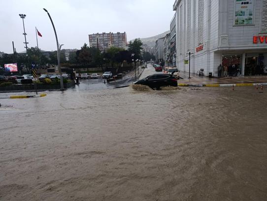 Yozgat'ta sağanak; cadde ve sokaklar göle döndü