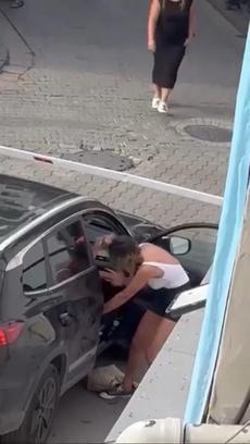 Kadıköy'de iki kadın arasındaki saç saça kavga kamerada