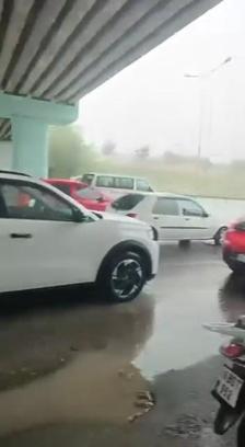 Sağanağa yakalanan motokuryeler köprü altına sığındı
