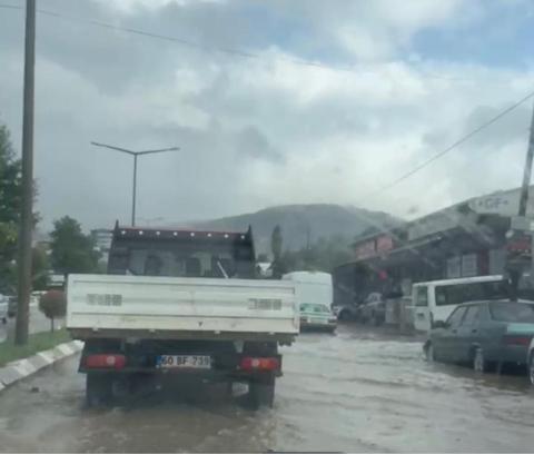 Tokat'ta sağanak sonrası yollar göle döndü
