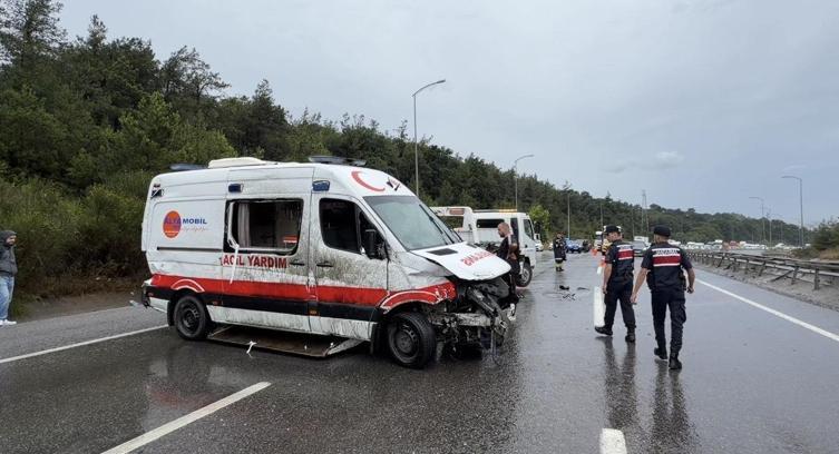 Çekmeköy’de ambulans bariyerlere çarparak devrildi: şoför yaralandı