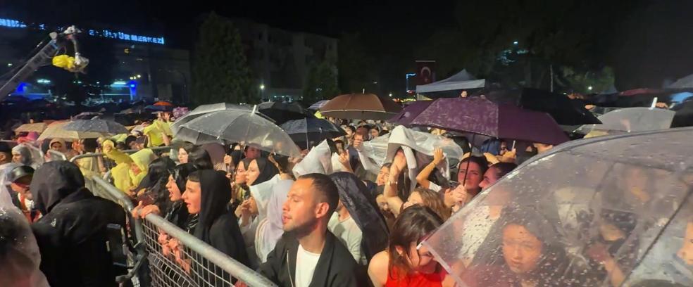 Semicenk konserine gelenler sağanak yağmura rağmen alandan ayrılmadı