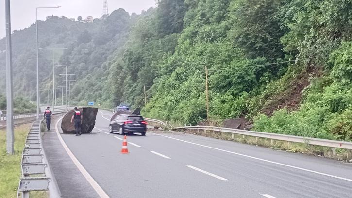 Rize'de dev kayalar sahil yoluna düştü