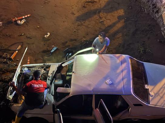 Otomobil köprüden sulama kanalına düştü: 4 yaralı