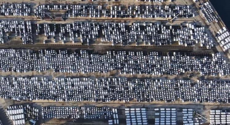 Haydarpaşa Limanı’nda bekleyen binlerce sıfır otomobil havadan görüntülendi