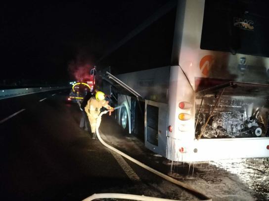 Yolcu otobüsü, seyir halindeyken alev aldı