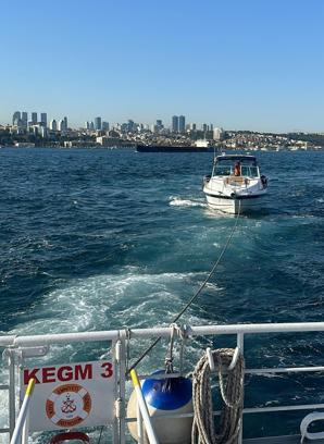 İstanbul'da Kız Kulesi önlerinde sürüklenen tekne kurtarıldı