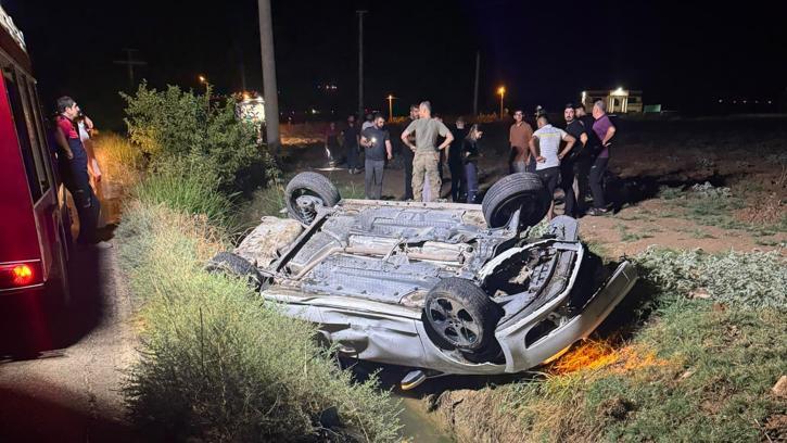 Sulama kanalına devrilen otomobilde 3 kişi yaralandı