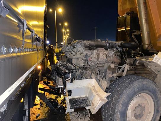 TIR'la çarpışan hafriyat kamyonun kupa kısmı koptu, şoförü yaralandı