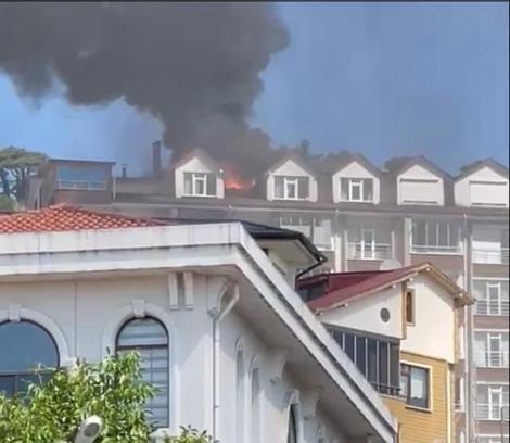 Apartmanın çatısı alev alev yandı