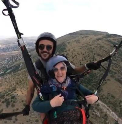 Kayseri’de 77 yaşındaki gurbetçi, yamaç paraşütü yaptı