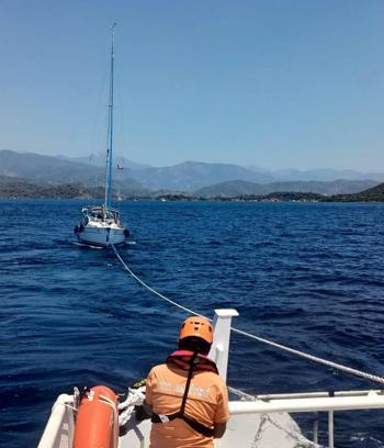 Muğla'da makine arızası nedeniyle sürüklenen tekne kurtarıldı