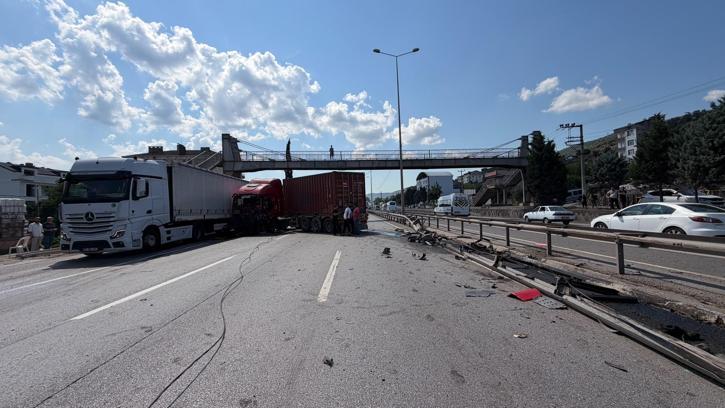 D-100 kara yolunda TIR kazası; ulaşım 1,5 saat durdu