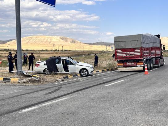 Çankırı'da kamyon ile otomobil çarpıştı: 3 ölü