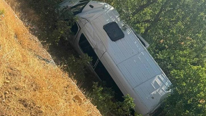 Kahta'da turistleri taşıyan minibüs devrildi: 13 yaralı