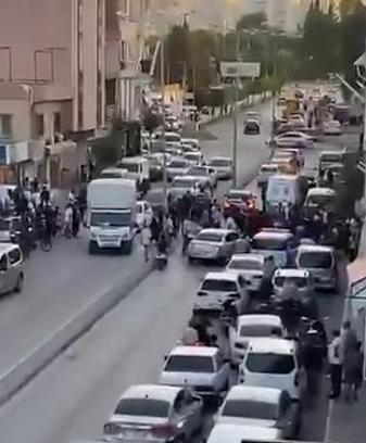 Adana'da husumetlilerin silahlı kavgasında yoldan geçen genç vurularak öldü