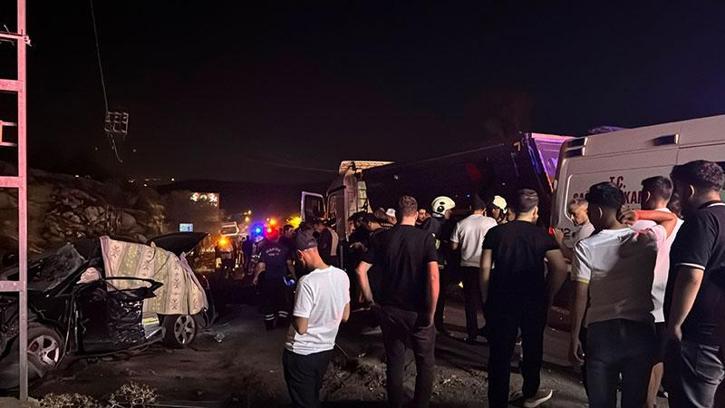 Mardin'de otomobil ile kamyon çarpıştı: 2 ölü, 6 yaralı