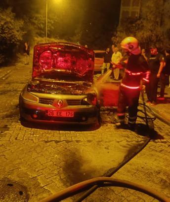 Batman’da park halindeki otomobil yandı
