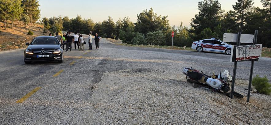 Otomobil ile çarpışan motosikletteki 2 kişi yaralandı