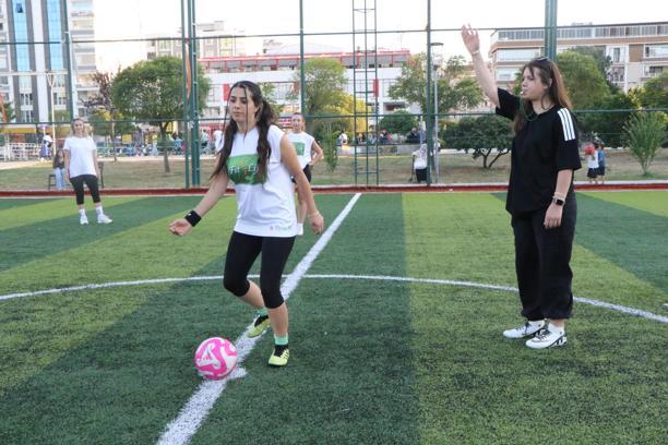 Kadınlar halı sahada, erkekler evde çocuklarla