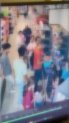 Esenyurt’ta yolda bulduğu kartla 10 bin liralık alışveriş yapan şüpheli kamerada