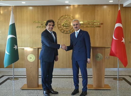 Bakan Uraloğlu, Pakistanlı mevkidaşı Abbasi ile bir araya geldi