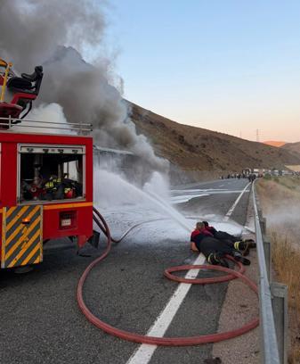 Erzincan’da yolcu otobüsü yandı