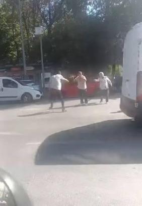 Bayrampaşa’da 'laf atma' kavgasını ayırmak isterken silahla vuruldu: 2 yaralı