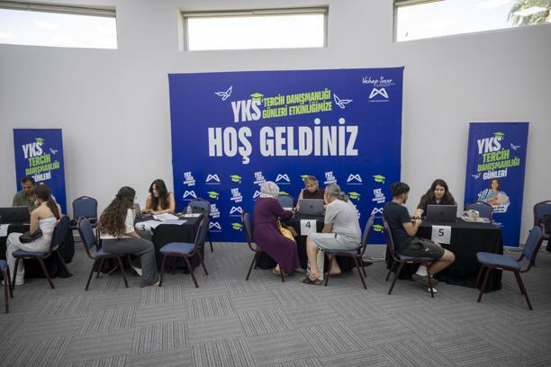 Mersin’de öğrenciler tercih heyecanında da yalnız kalmıyor