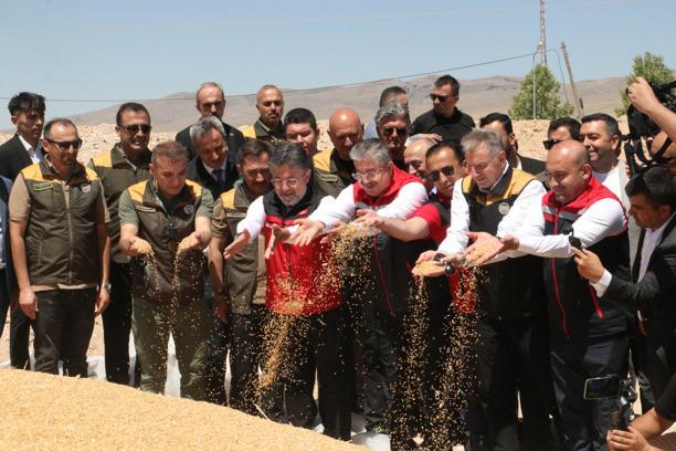 Bakan Yumaklı: Tarımsal hasılat 83,2 milyar dolar ile tarihinin en yüksek rakamına çıktı