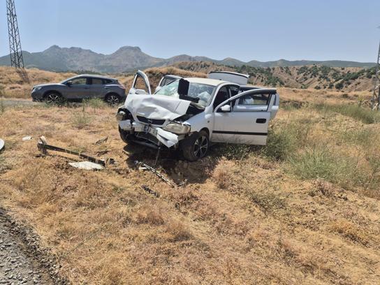 Bingöl'de otomobiller kafa kafaya çarpıştı: 1'i ağır, 10 yaralı