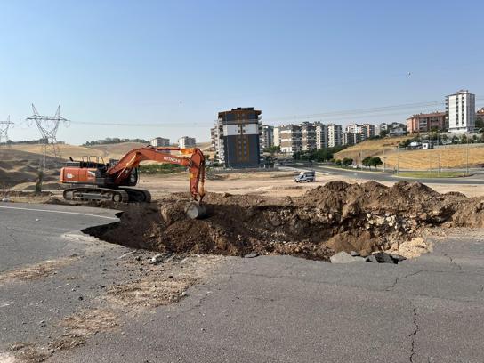 Batman'da ana isale hattının geçtiği yol çöktü