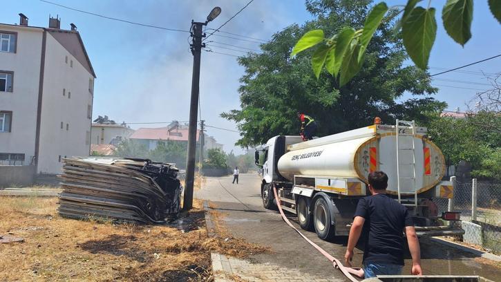 Boş arsadaki plastik cam çerçeveleri yandı